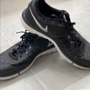 Black nike flex running shoes